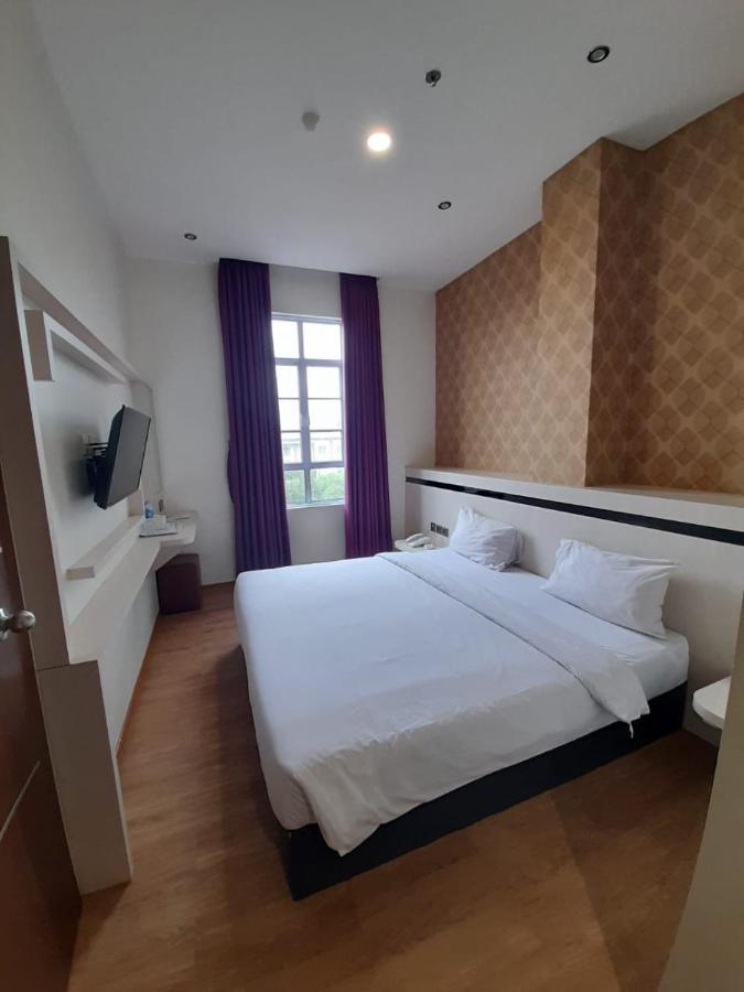 Blitz Hotel Batam Centre Exterior photo