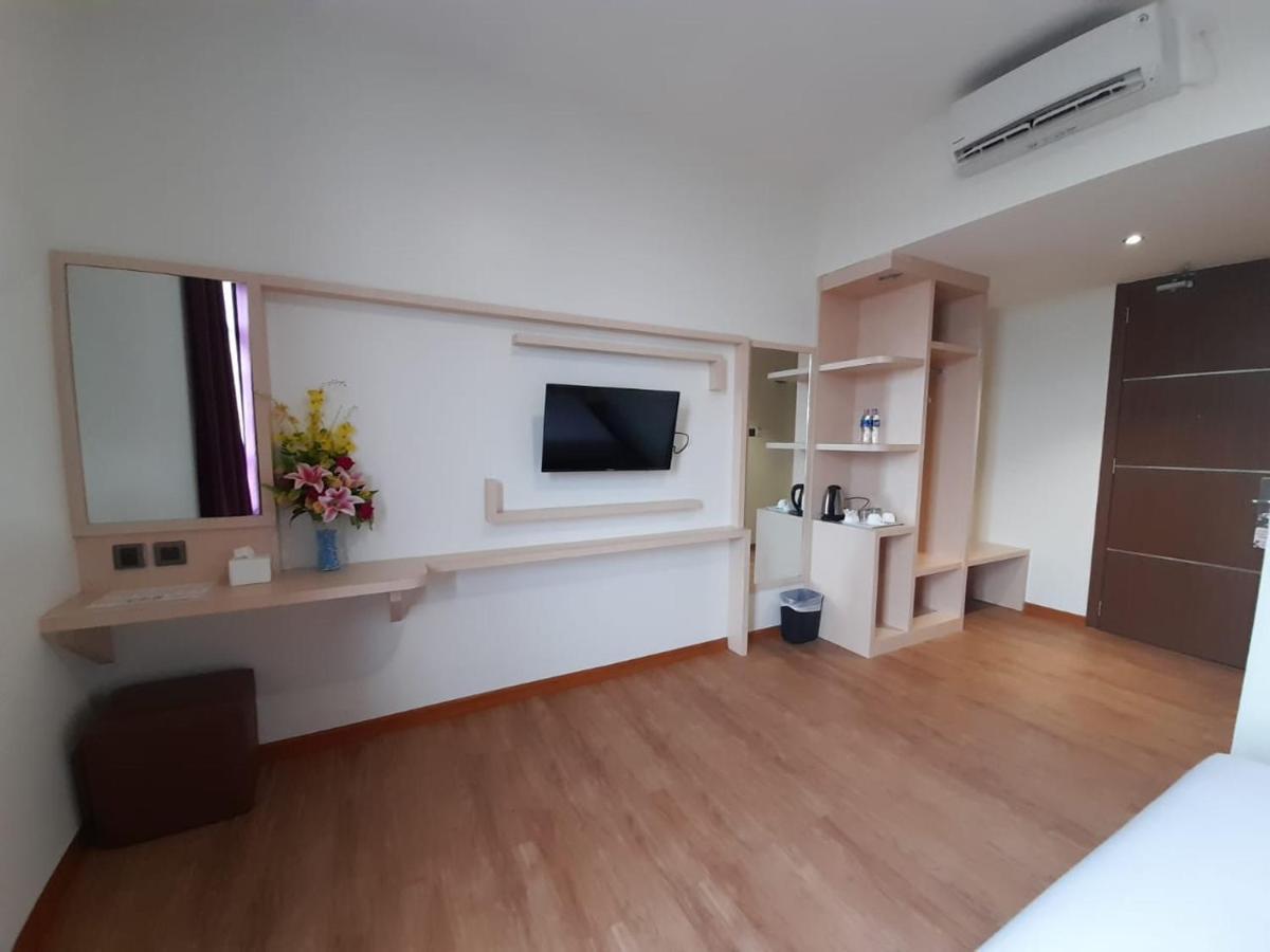 Blitz Hotel Batam Centre Exterior photo