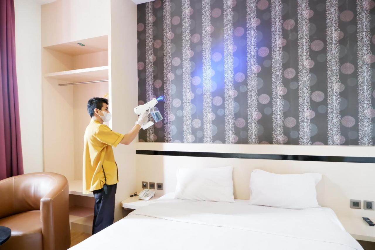 Blitz Hotel Batam Centre Exterior photo